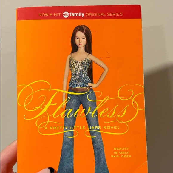Pretty Little Liars “Flawless” Book - Picture 2 of 5